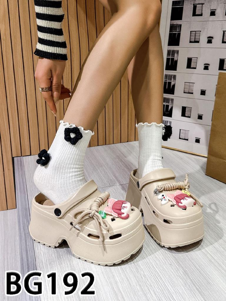 Klapki Kroksy damskie 1026-4418-BG192 (12par∕36-41) khaki